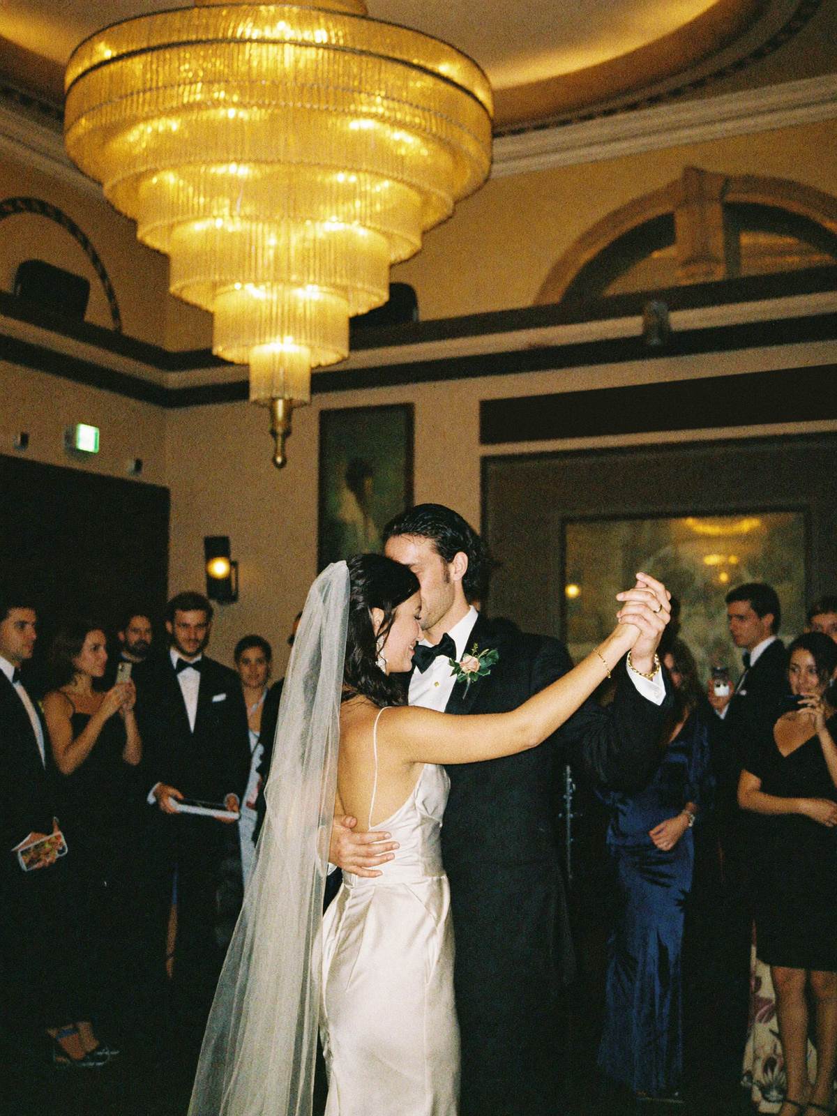 Paulina y Rafael bailando bajo el candelabro