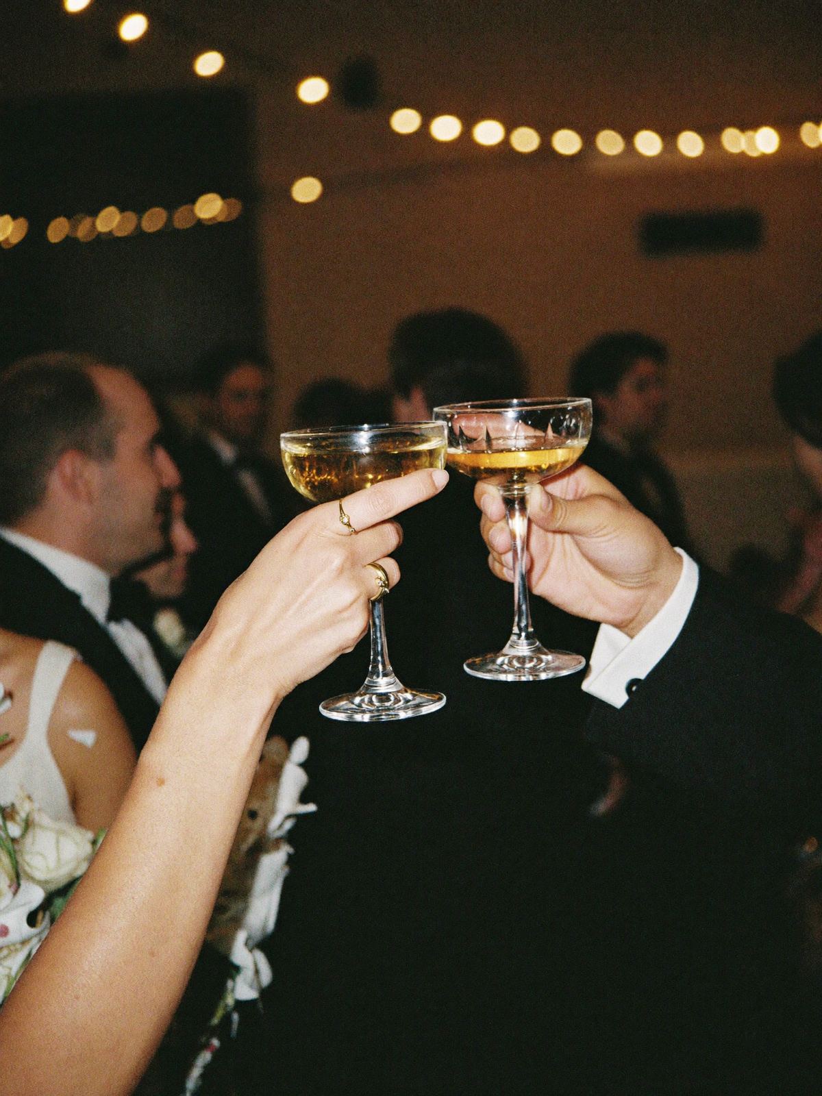 Dos copas chocando en un brindis