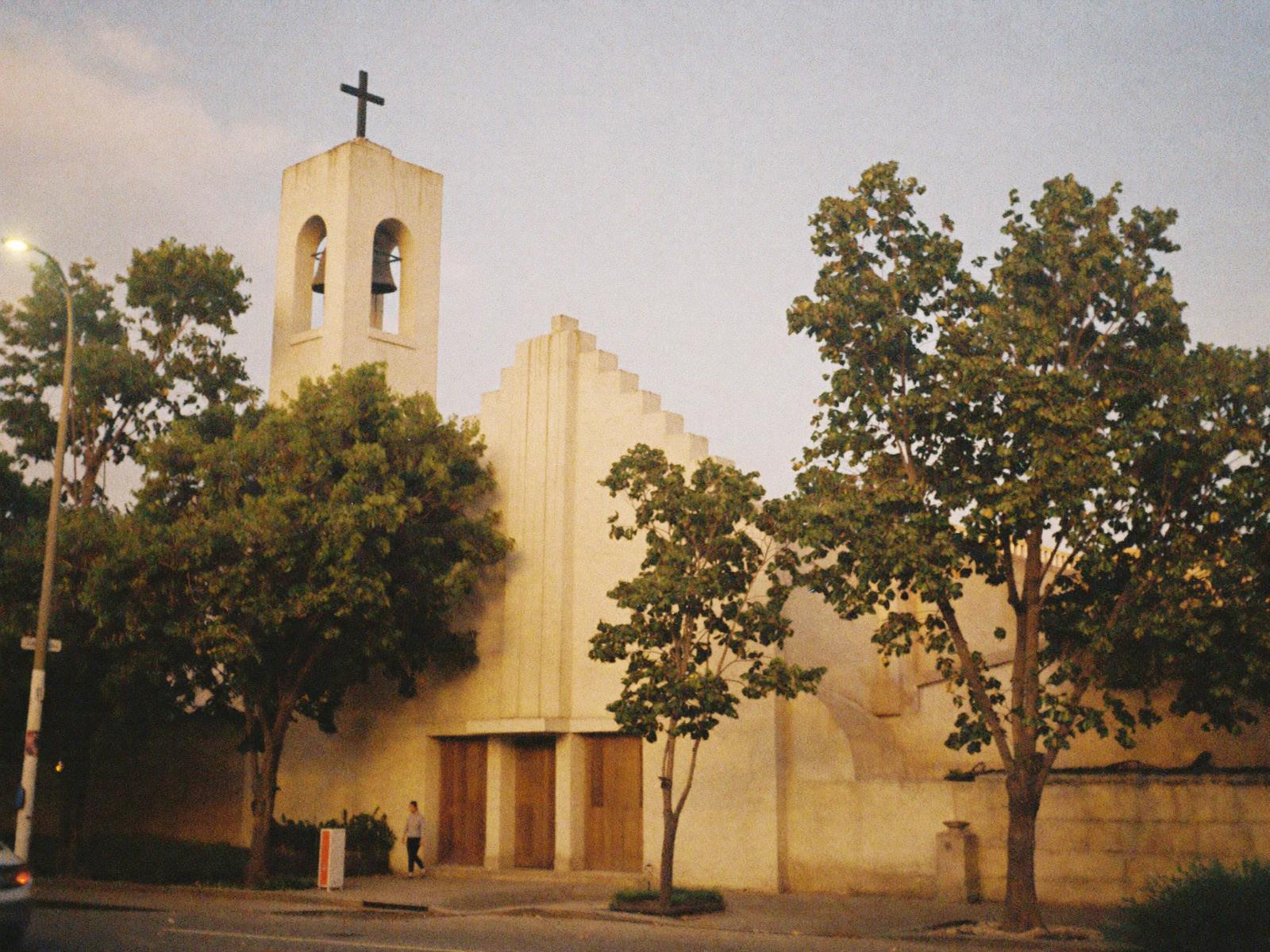 La fachada déco y el campanario de la Parroquia de Santa Rosa al atardecer