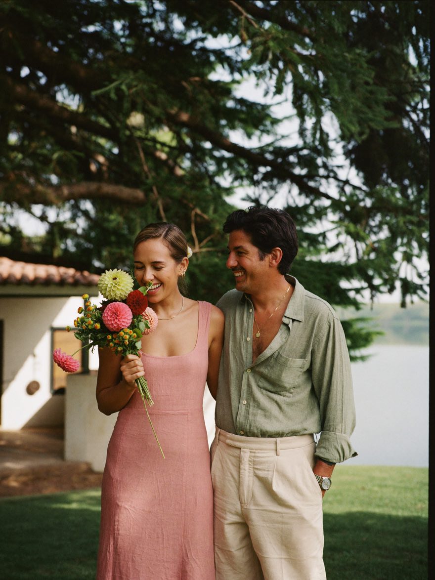 Valentina y Nicolás con un ramo de flores