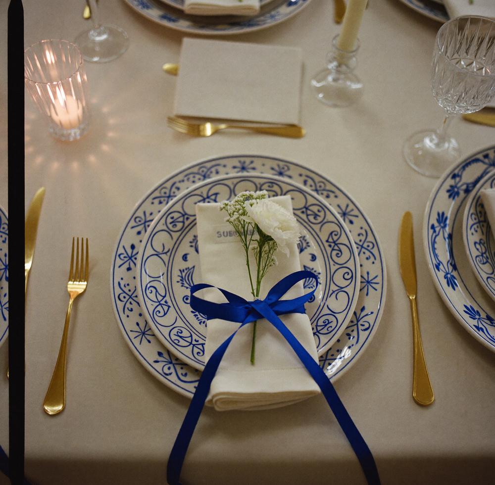 Una mesa con platos de Talavera