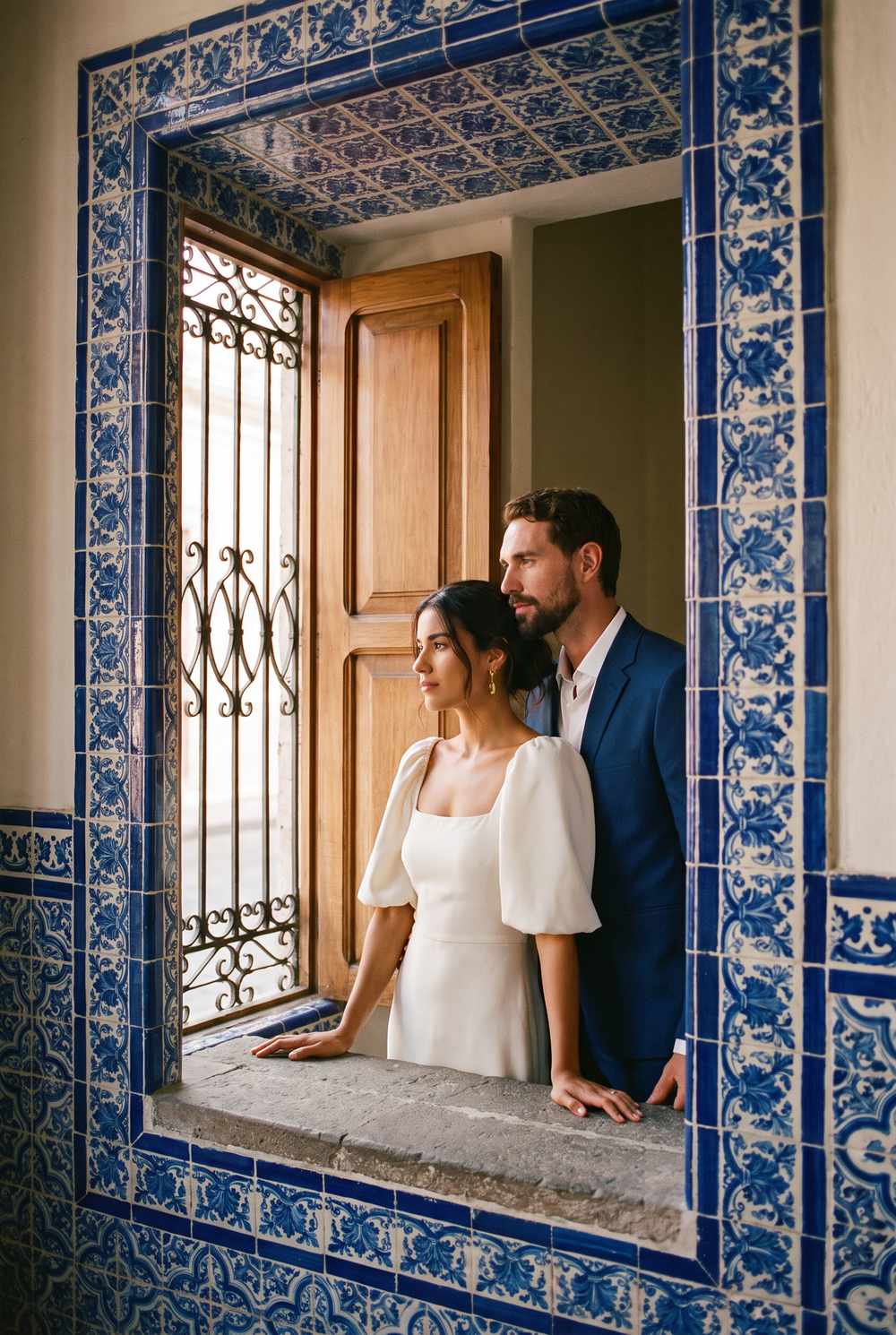 Ximena y Andrés en una ventana de azulejos